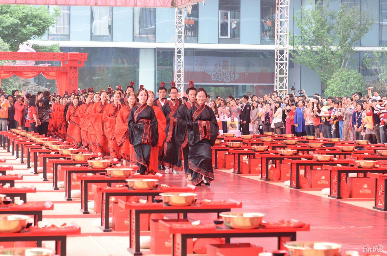 5月9日，阿里巴巴在杭州為102對(duì)新人舉行了集體婚禮，其中大部分為該公司員工。