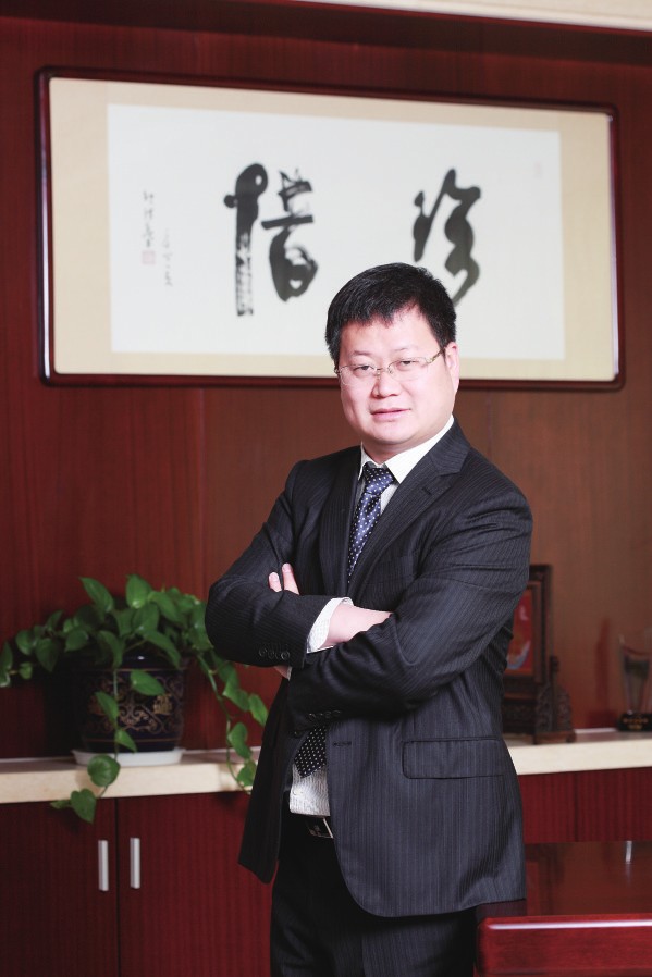 9年前，鄒承慧站在江陰華士鎮(zhèn)華西村的一間荒廢車間門口，帶著13名員工，前途充滿未知。9年后，鄒承慧率領(lǐng)下的愛康資產(chǎn)已超百億，創(chuàng)造了一系列的全國乃至世界之最—太陽能鋁邊框產(chǎn)品占全球市場份額20%，居世界第一，光伏安裝支架系統(tǒng)產(chǎn)品占全國市場份額15%，居全國行業(yè)第一。光伏發(fā)電規(guī)模居全國非公有制企業(yè)發(fā)電前列。