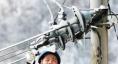 《情暖大山》四川達(dá)州供電公司員工在大山深處除冰保電。（何健 攝）
