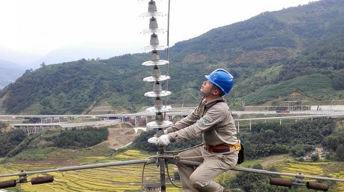 高空線路秋檢 確?？煽抗╇? /></a>
				<span>高空線路秋檢 確?？煽抗╇?/span>
			</li>
			<li>
				<a href=