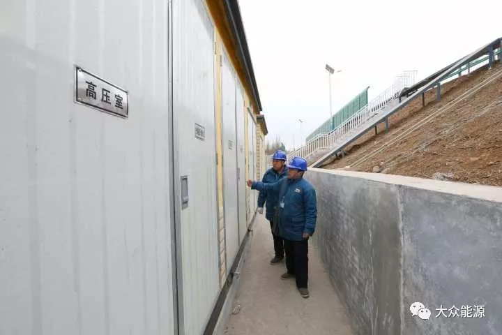 漲知識！高速公路上汽車怎么邊跑邊？