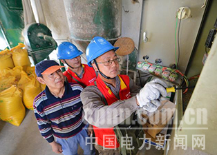 中國(guó)電力新聞網(wǎng)訊 通訊員 毛強(qiáng) 報(bào)道 近日，湖北武漢漢南區(qū)供電公司員工主動(dòng)放棄假期休息時(shí)間，來(lái)到農(nóng)村養(yǎng)殖戶家中，為其檢修飼料加工設(shè)備，服務(wù)農(nóng)村群眾增收致富。