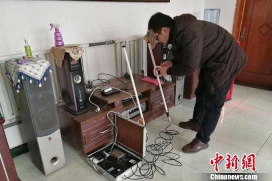 國家電網(wǎng)技術人員在在河北省淶水縣南郭下村的分布式光伏扶貧電站研發(fā)5G技術傳輸?！≮w明 攝