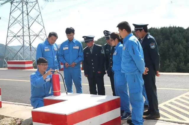 聽(tīng)說(shuō)最近輸電線路和鐵塔“火”啦！