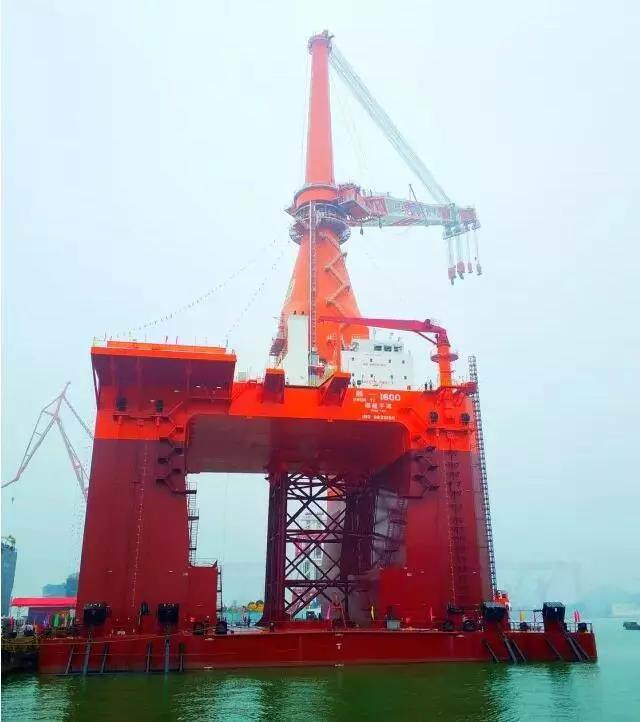可抗16級(jí)臺(tái)風(fēng)、服務(wù)10MW海上風(fēng)機(jī)！全球首制深潛坐底多功能風(fēng)電工程船交付