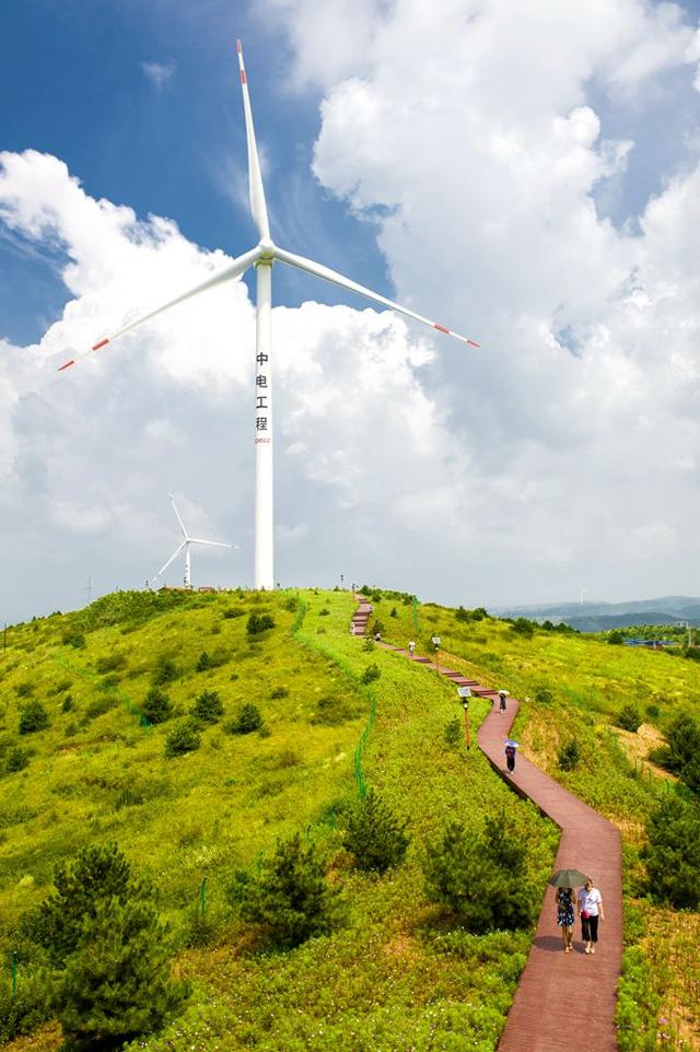 風(fēng)光絕美搭配 ！無人機與風(fēng)力發(fā)電機“試比高”