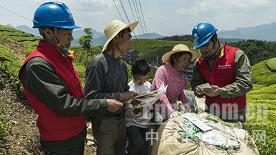 近日，湖北鶴峰供電公司走馬供電所員工開展安全用電知識宣傳活動，將安全用電知識送到木耳山茶葉采摘現(xiàn)場。