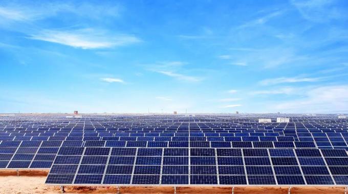 非洲最大光伏項目★  阿爾及利亞光伏電站★  1月18日，阿爾及利亞233兆瓦光伏電站項目最后一個電站——巴特納站成功并網(wǎng)發(fā)電。至此，該國首個大規(guī)模光伏電站全部并網(wǎng)發(fā)電。