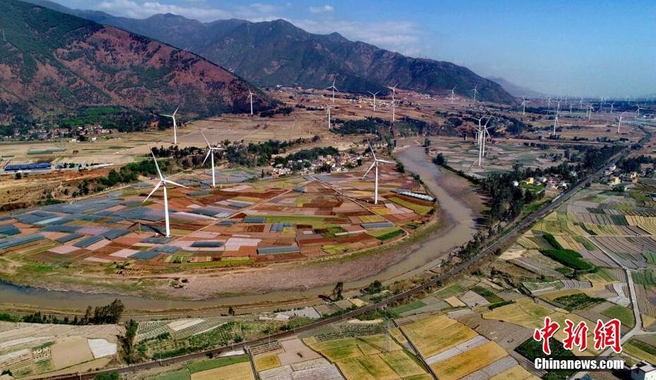 4月8日，四川德昌縣安寧河峽谷200余座風(fēng)電，與成昆鐵路、京昆高速公路、田園和大山相融，成為一道靚麗的風(fēng)景。