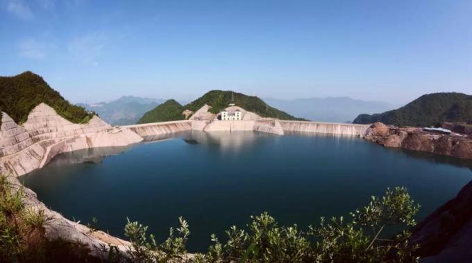 浙江仙居抽水蓄能電站（建成）  仙居抽水蓄能電站位于浙江仙居縣，極大節(jié)省了系統(tǒng)電源建設(shè)投資，據(jù)2015年水平系統(tǒng)運(yùn)行模擬計(jì)算，電站使系統(tǒng)火電綜合調(diào)峰幅度降低2.44%，節(jié)約系統(tǒng)標(biāo)準(zhǔn)煤耗15.48萬(wàn)噸。
