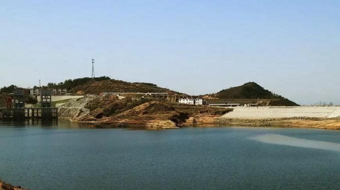 湖北白蓮河抽水蓄能電站（建成）  湖北白蓮河抽水蓄能電站位于黃岡市羅田縣，它擔(dān)負(fù)著調(diào)峰、填谷、調(diào)頻、調(diào)相和事故備用等任務(wù)，對(duì)湖北乃至華中電網(wǎng)安全、經(jīng)濟(jì)、穩(wěn)定有巨大作用。