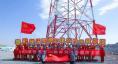 項(xiàng)目部成員打出“擼起袖子加油干 建成世界最高塔”的條幅，慶祝380米世界第一輸電雙子塔圓滿完成。