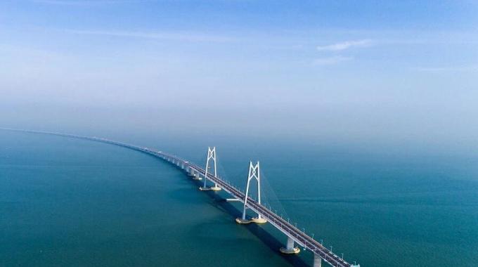 它的建成通車，使得香港到珠海、澳門(mén)的車程從原來(lái)的3小時(shí)縮短到了45分鐘，珠港澳地區(qū)終于也實(shí)現(xiàn)了“一小時(shí)生活圈”。