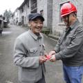 這位大爺順手一個小動作，供電公司獎勵他500元！